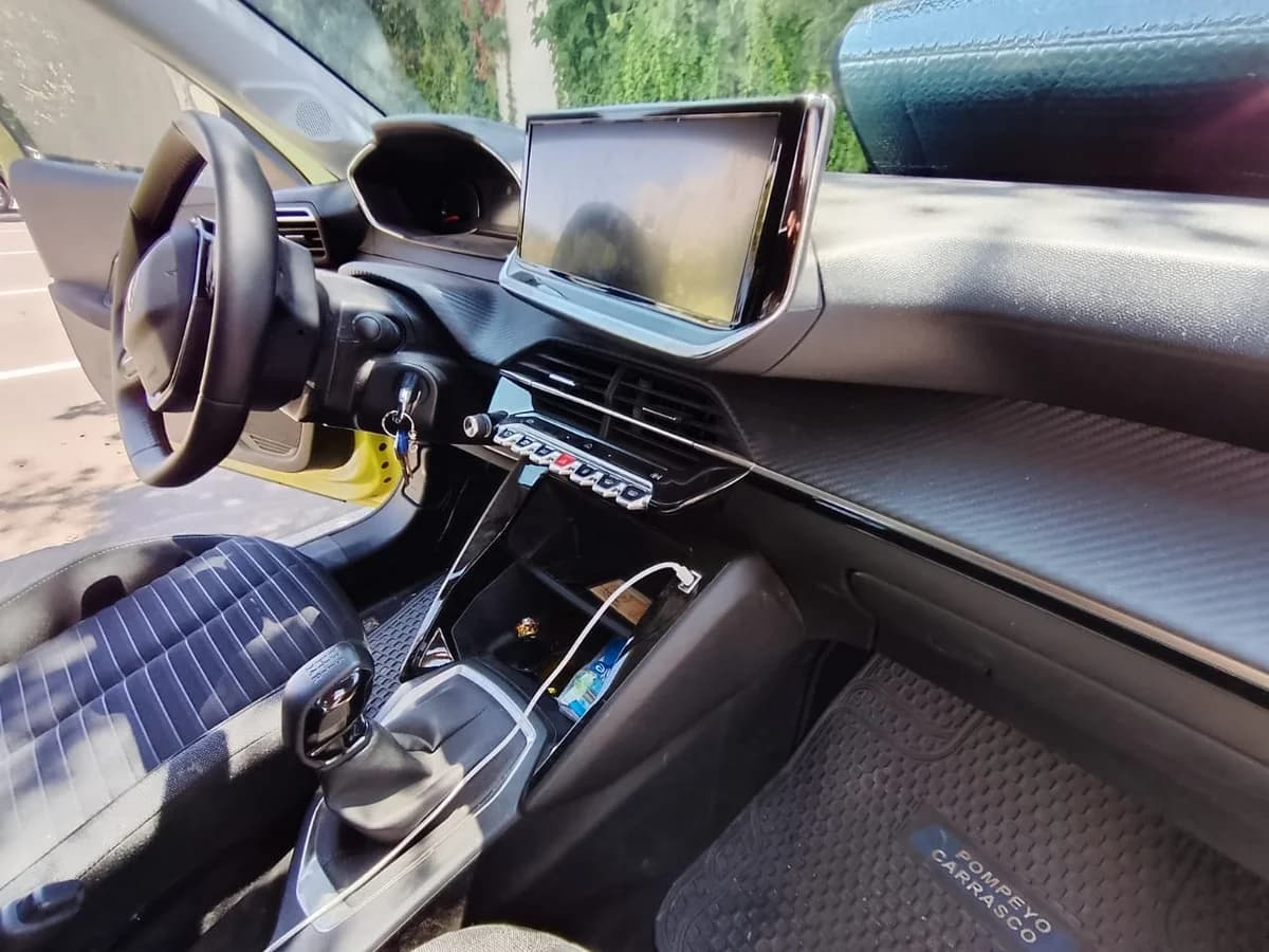 2025 PEUGEOT 208 - Imagen 2