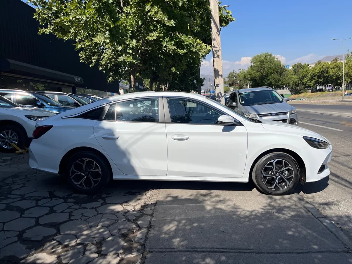 2025 MG GT SEDÁN 1.5L COM MT - Imagen 4