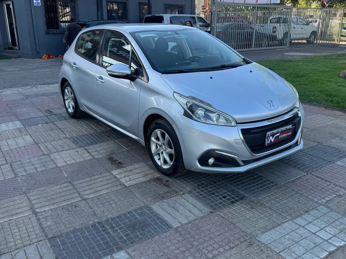 PEUGEOT 208